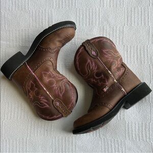 Justin Girls round toe cowboy boots 
size 7B
